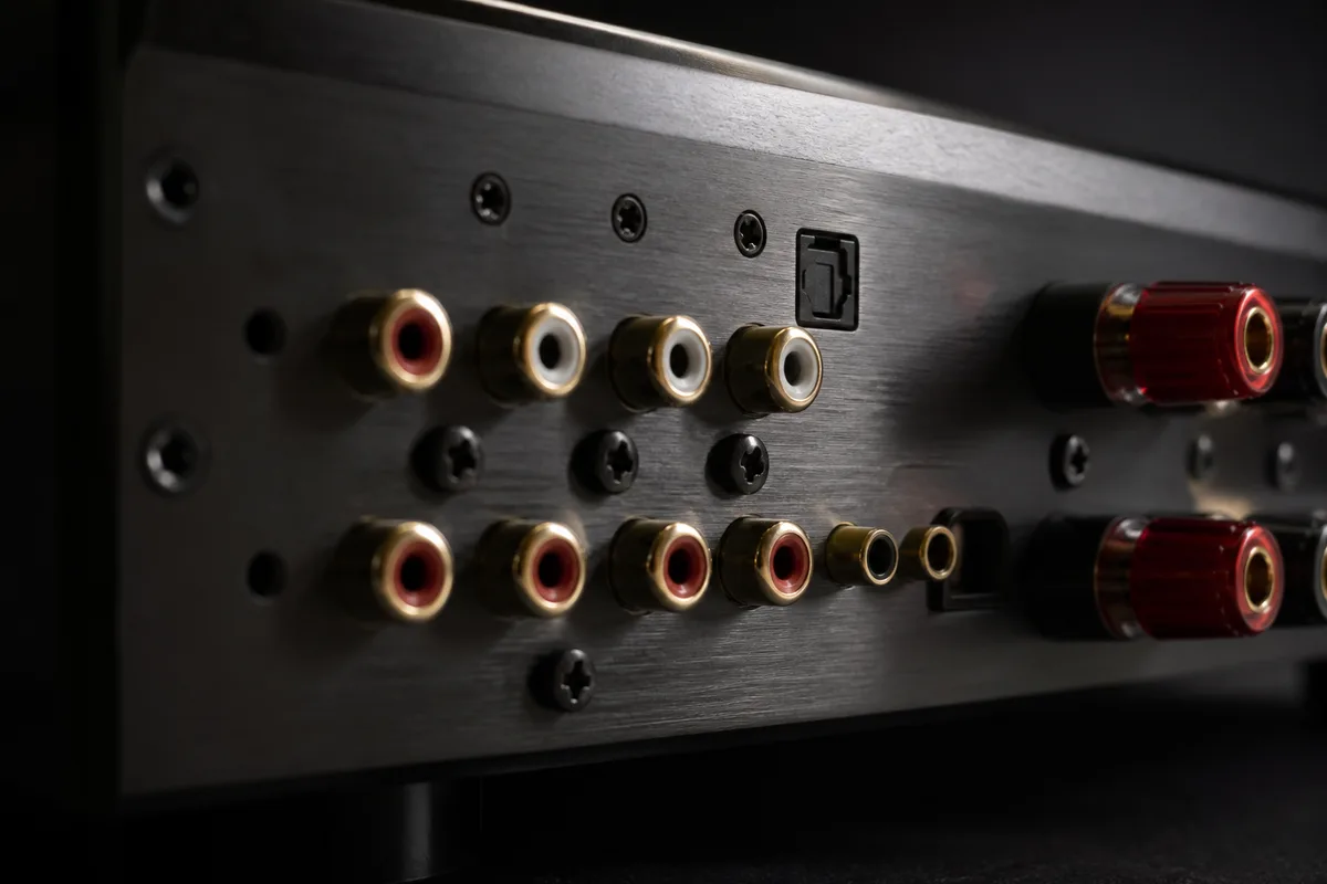 Arrière d&rsquo;un amplificateur hi-fi avec ses connecteurs RCA et optique